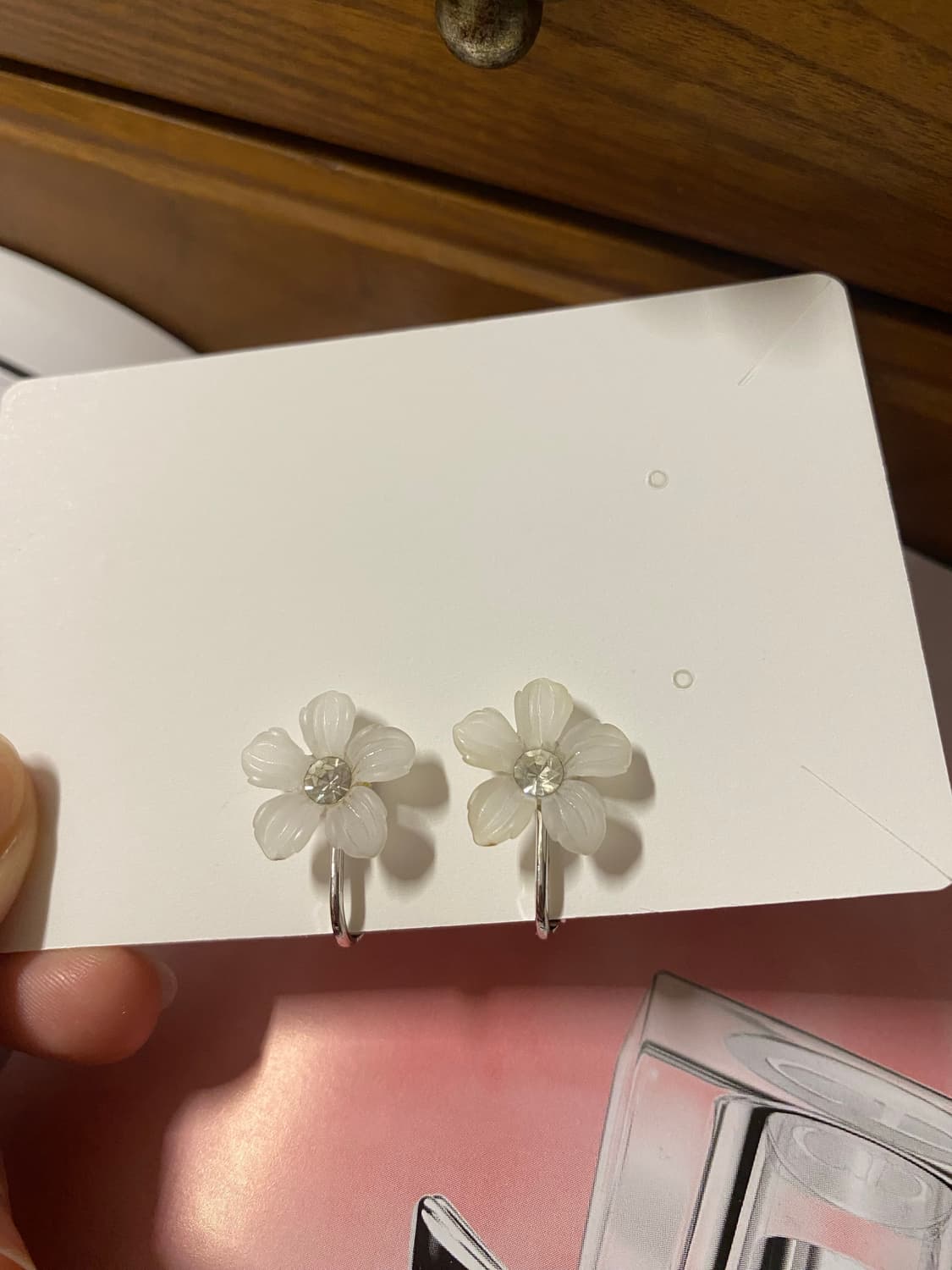 빈티지 플라워 화이트 클립 귀걸이  상품이미지4