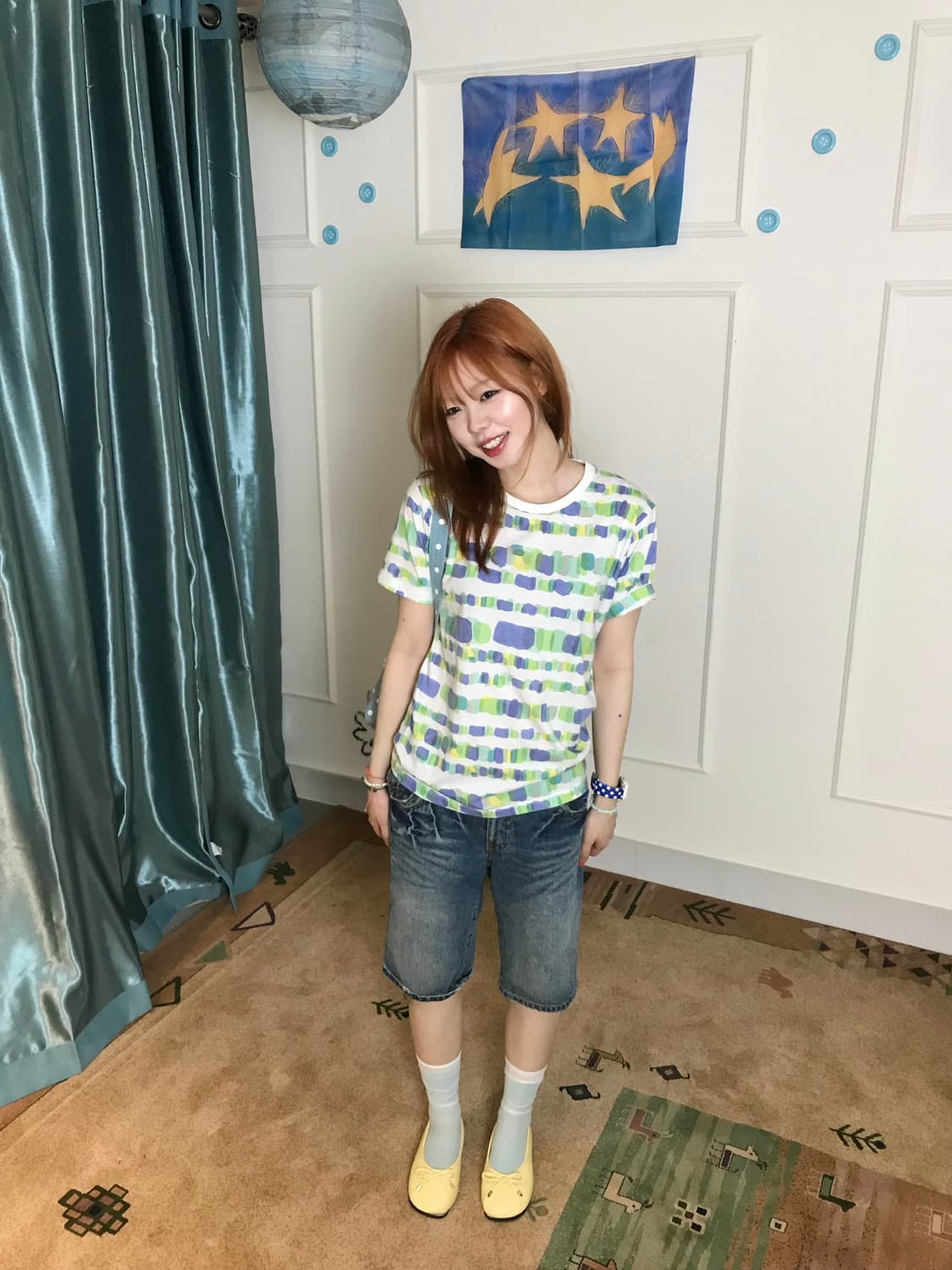 블루 니트 베스트에 알록달록 패턴 티셔츠를  더한 키치한 무드••🫐  상품이미지6