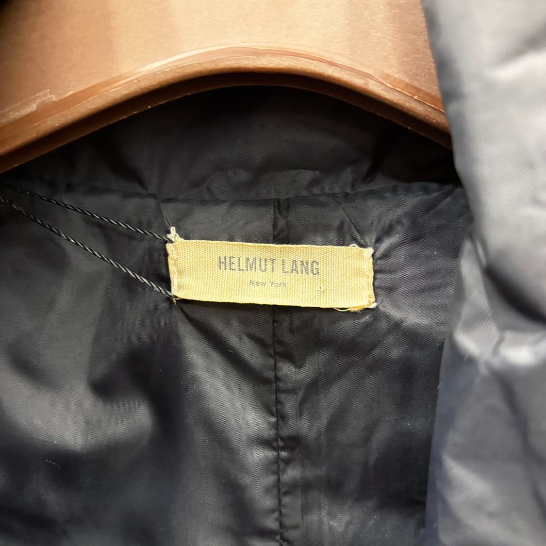 헬무트랭 하이넥 미디 패딩 코트 비대칭 사선 지퍼 클로징 디테일 블랙 상품이미지6