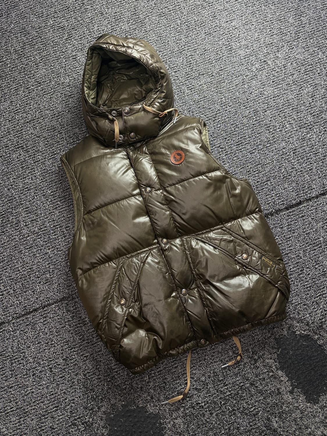 폴로 랄프로렌 가죽패치로고 글로시 다운 푸퍼 베스트 3624 상품이미지1