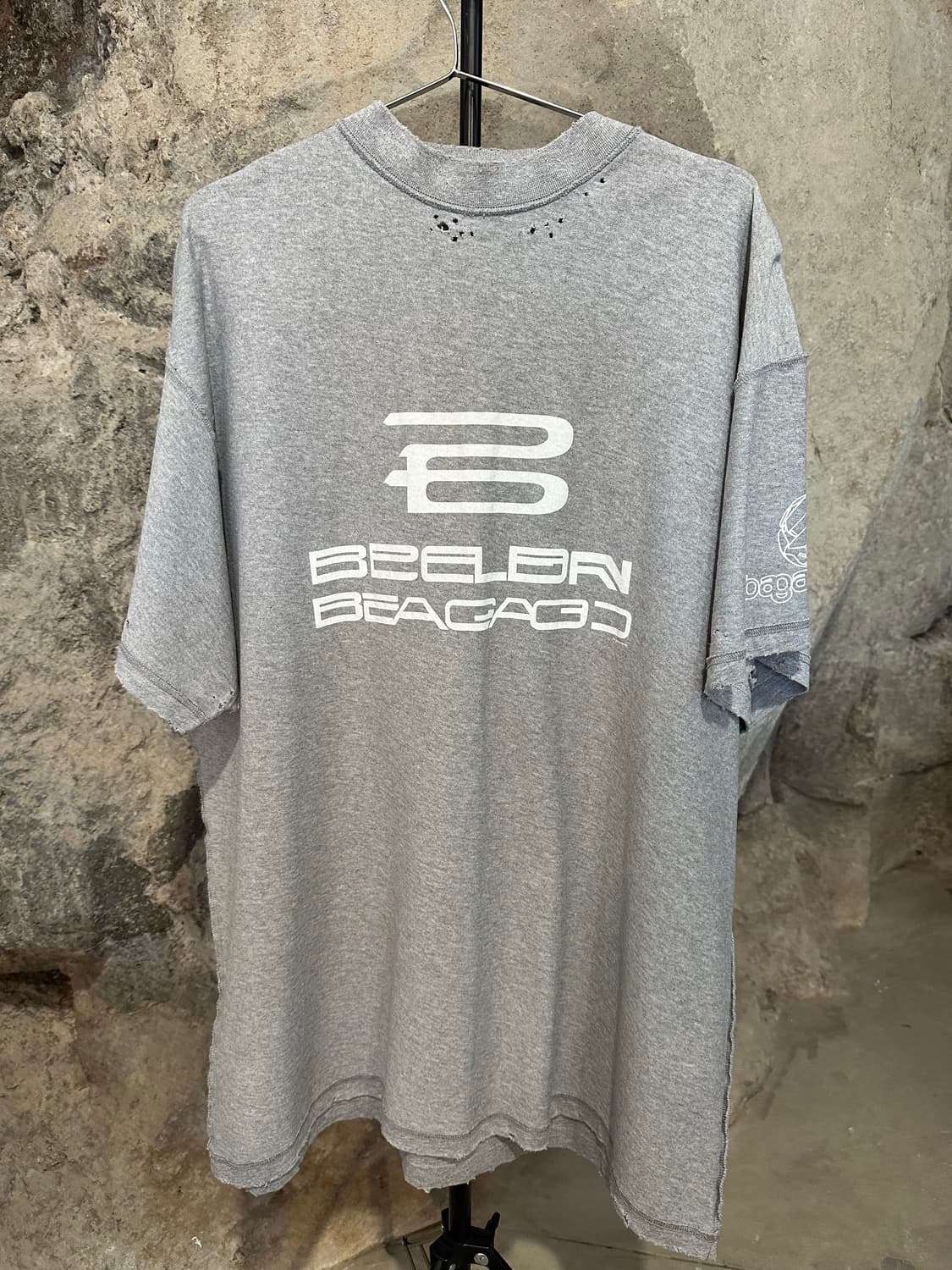 발렌시아가 AI 제너레이티드 미디움핏 반팔 상품이미지1