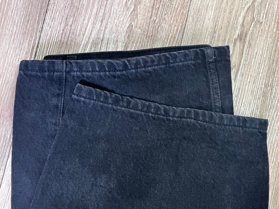 [L]노이즈 워시드 딥 커브드 데님 팬츠 - 블랙 상품이미지4