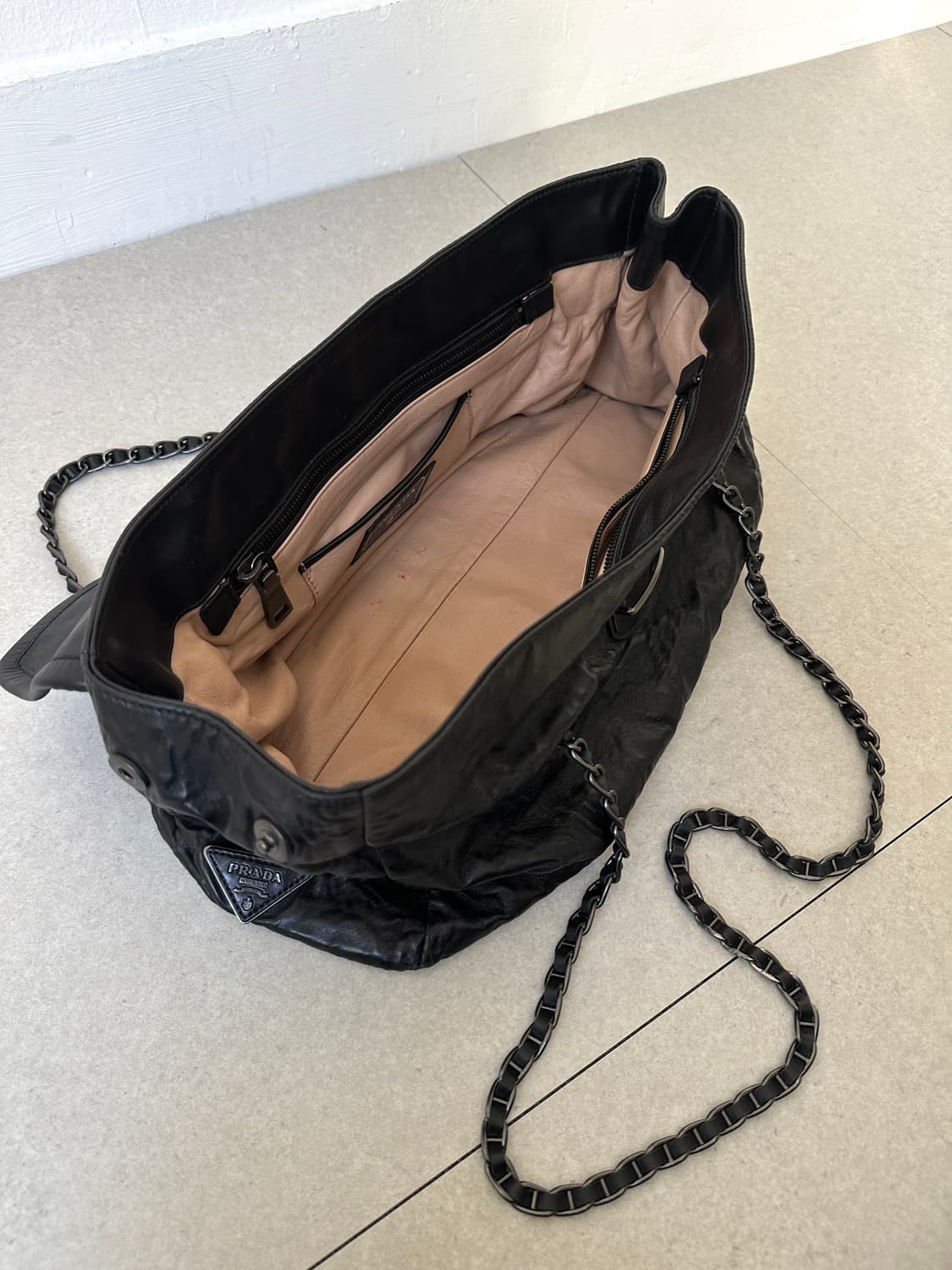 프라다 나파 레더 체인 숄더백 블랙 상품이미지8