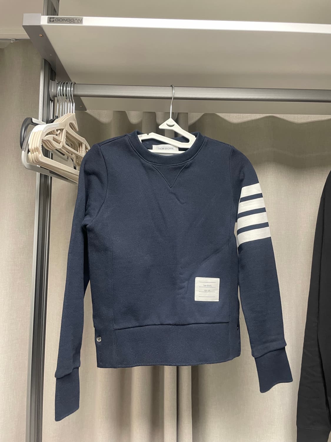 [38]  톰브라운 삼선 네이비 맨투맨 상품이미지1