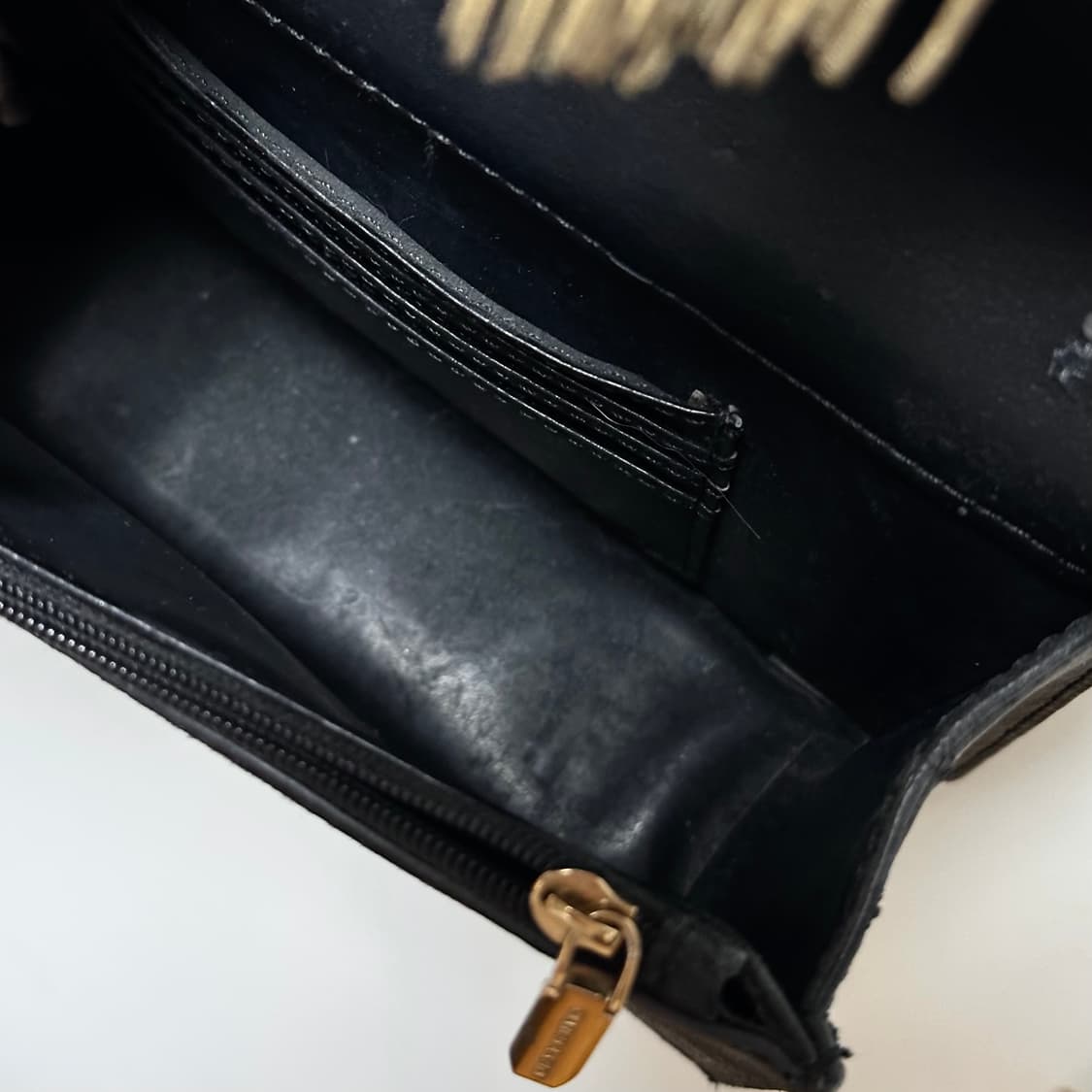 정품 찰스앤키스 스웨이드 블랙 체인 태슬 미니백 상품이미지3