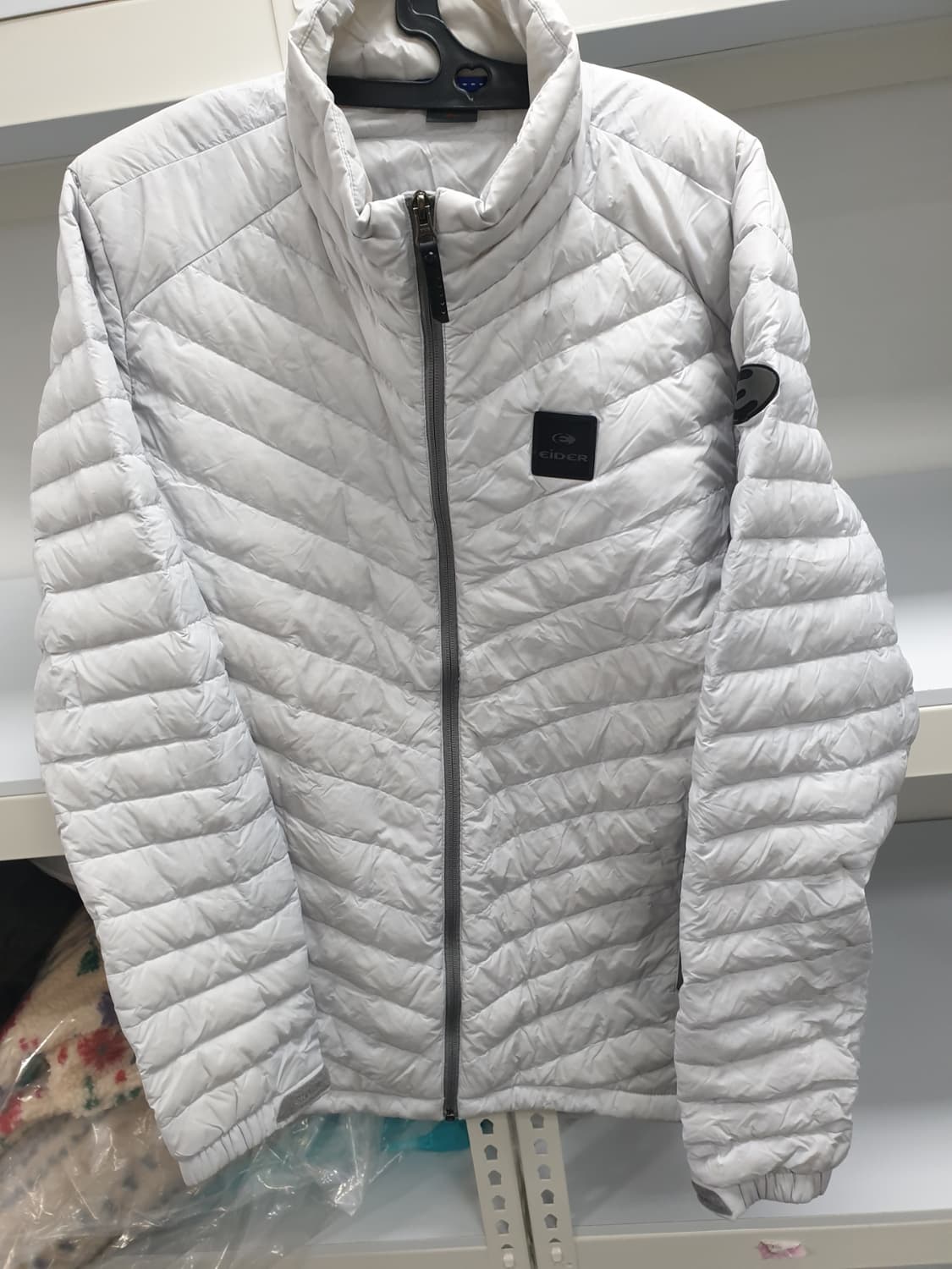 아이더 정품 화이트 구스경량패딩 110사이즈 팝니다 상품이미지1