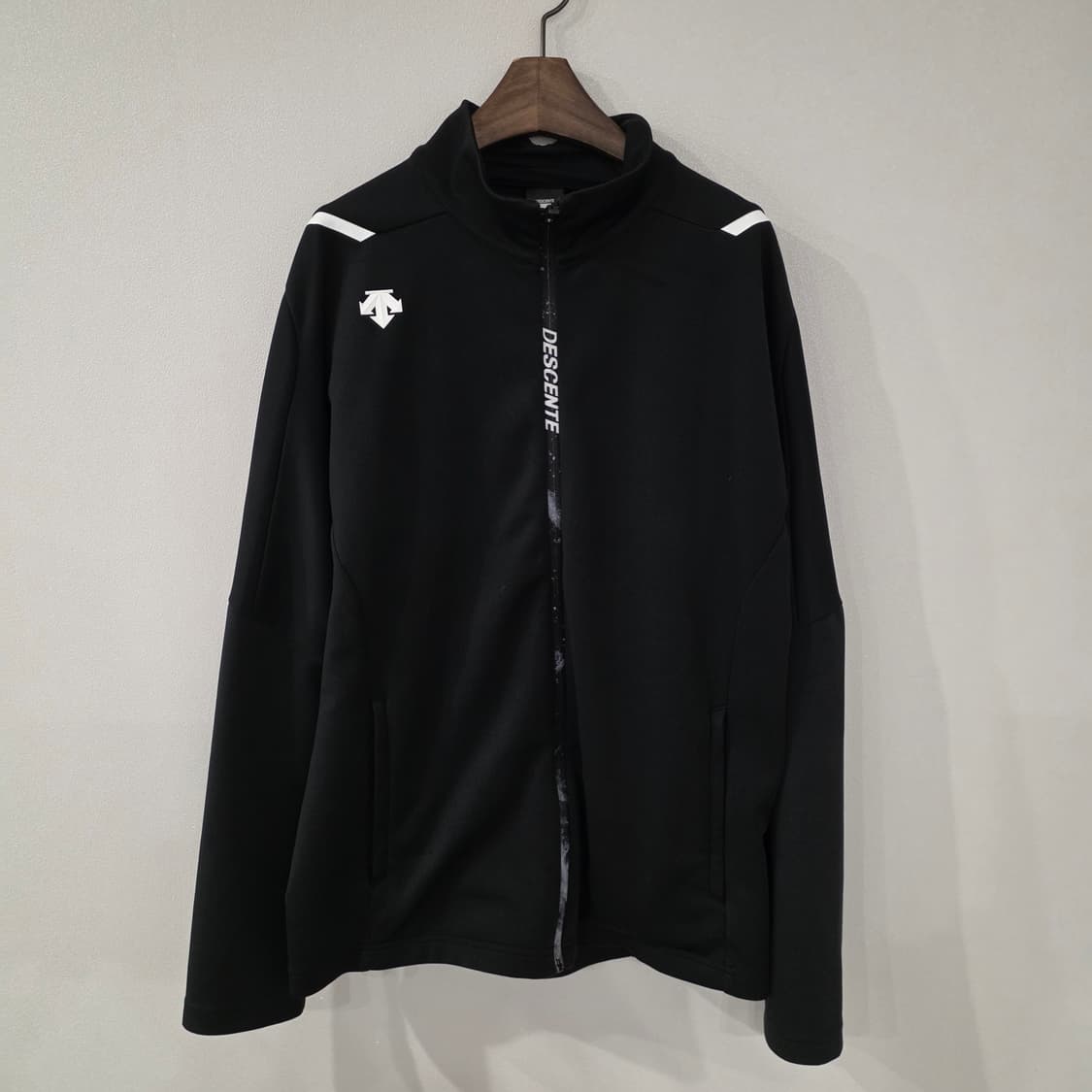데상트 블랙 남성 집업 자켓 100 상품이미지1