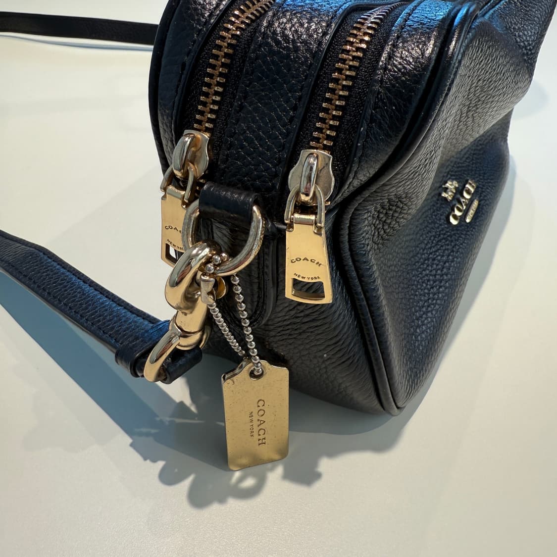 코치 제슬린 페블 가죽 카메라백(블랙/금장) 상품이미지6