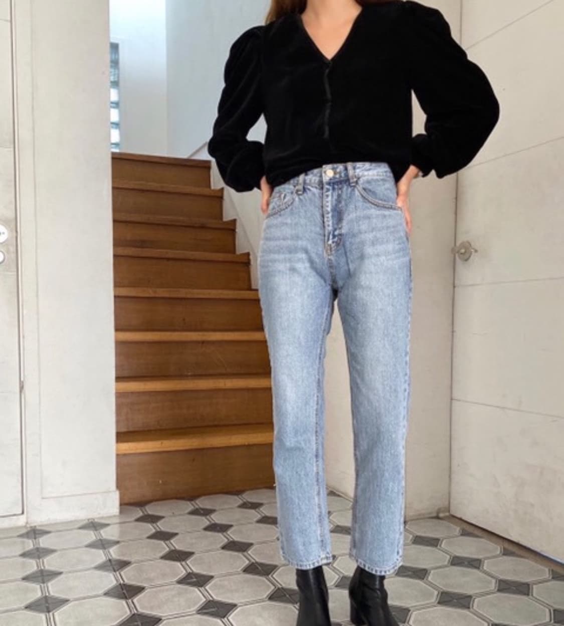 베리유 VERYYOU 브이넥 벨벳 블라우스(블랙) 새상품 상품이미지3