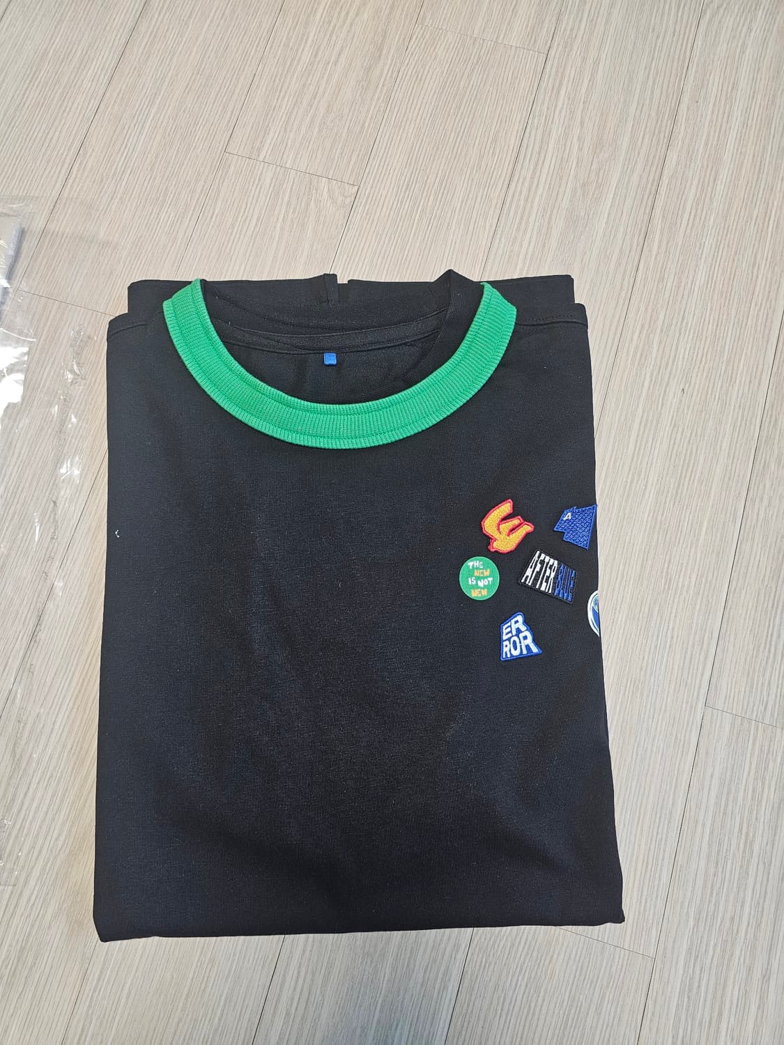 아더에러 배지 티셔츠 블랙 판매합니다  상품이미지1