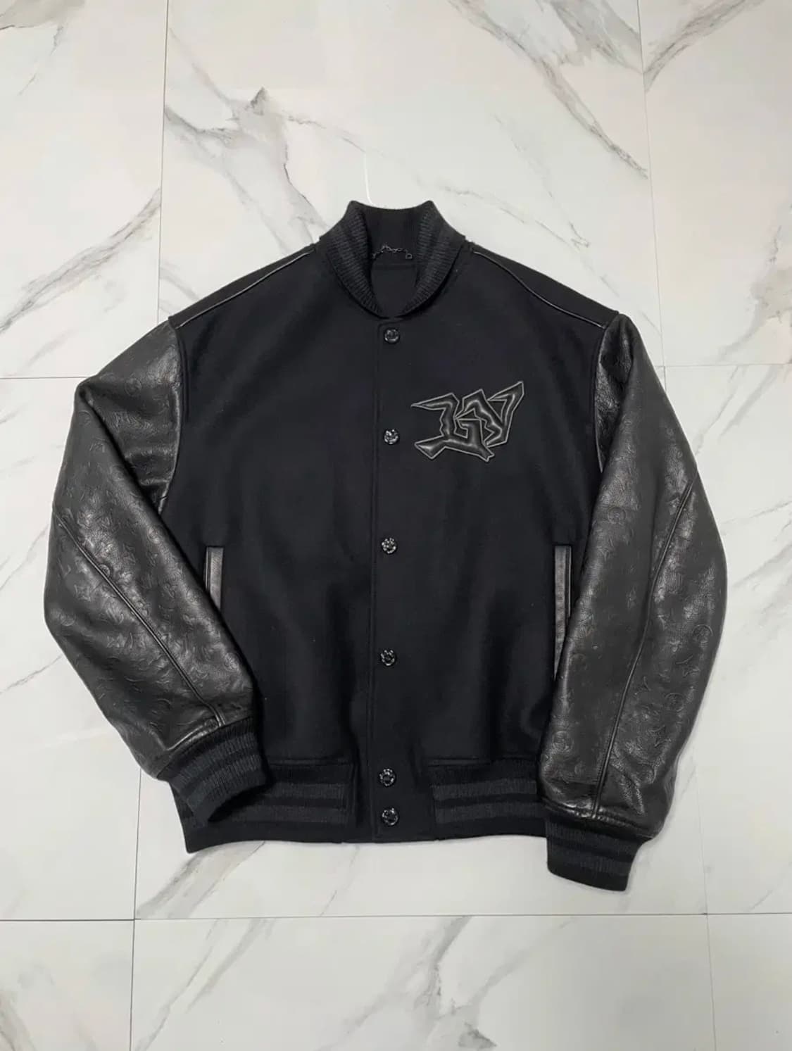 루이비통 엠보스 모노그램 레더 바시티 자켓 48 백화점택 상품이미지1