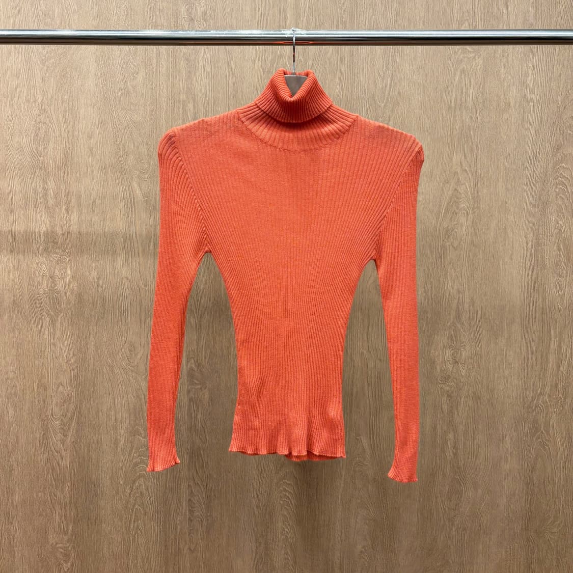 에르노 슬림핏 터틀넥 긴팔 니트 세로 리브 조직 내추럴 커팅 디테일 코랄 상품이미지2