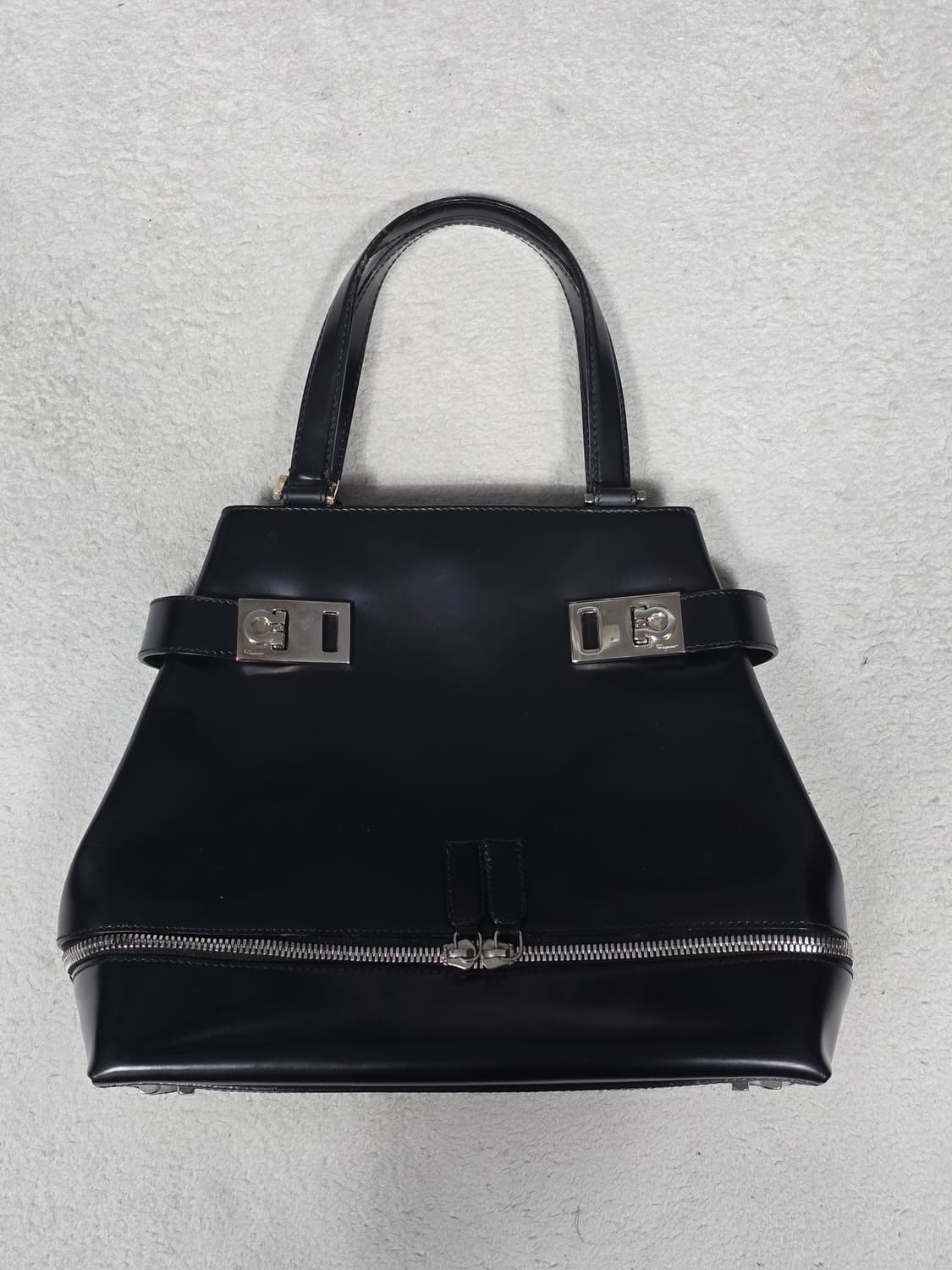 Ferragamo 페라가모 간치니 블랙 레더 토트백 상품이미지2