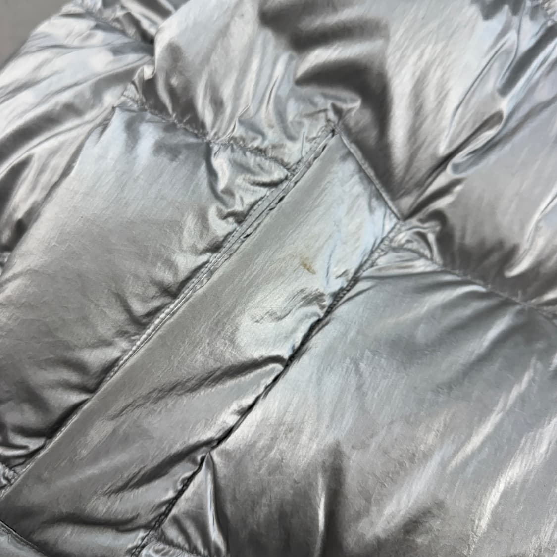 아디다스 메탈 실버 파이어버드 푸퍼 덕다운 숏 패딩 상품이미지4