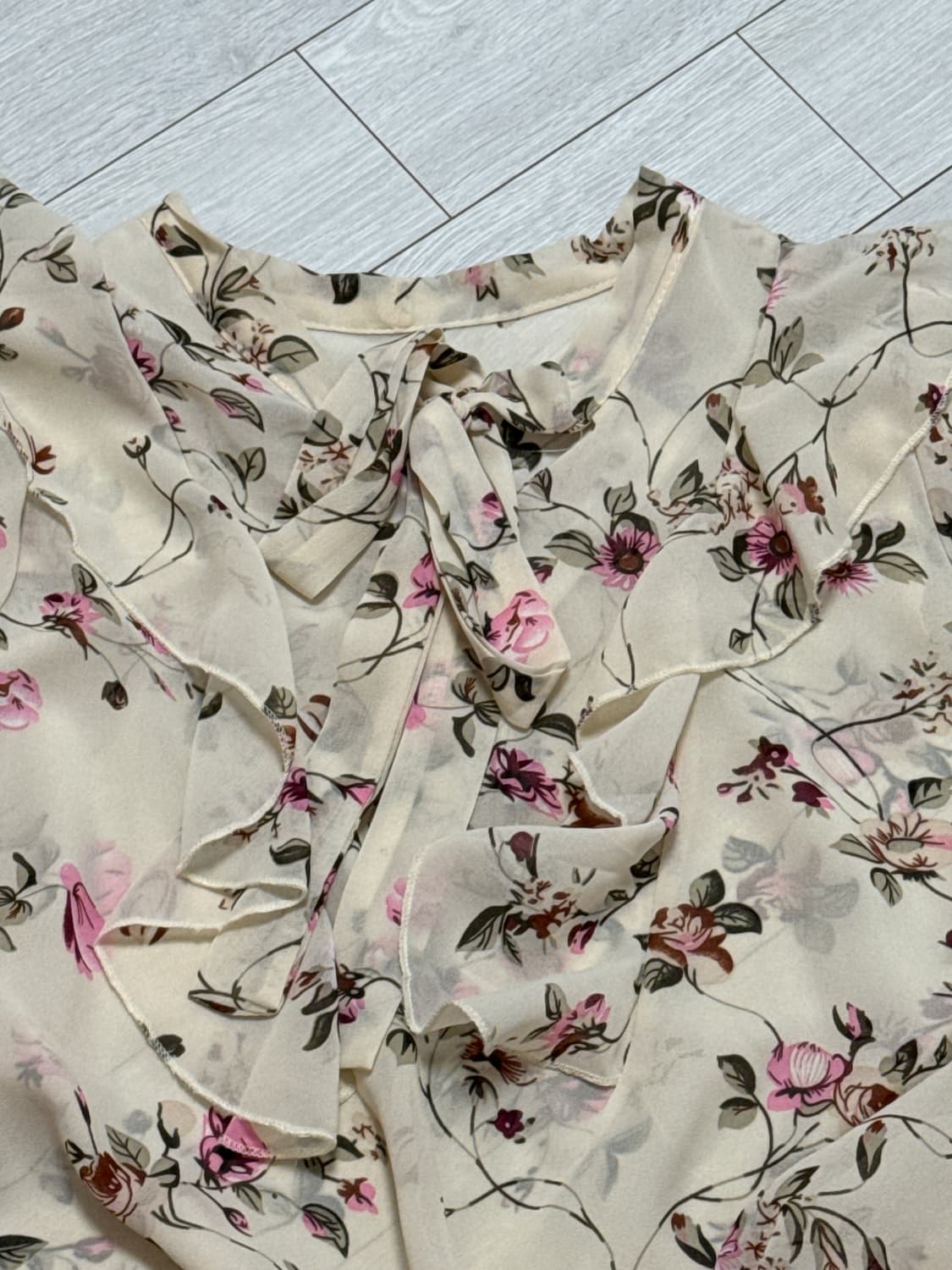 꽃무늬 플로럴 프릴 아이보리 블라우스 상품이미지2