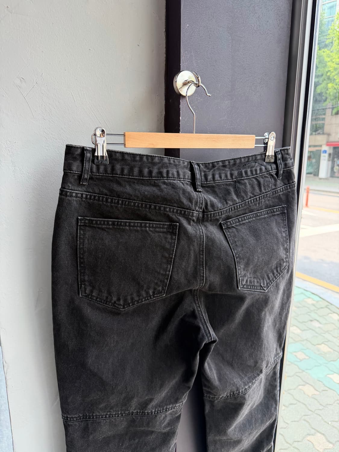 48/ 준지 흑청 무릎절개 조거 데님팬츠 상품이미지9