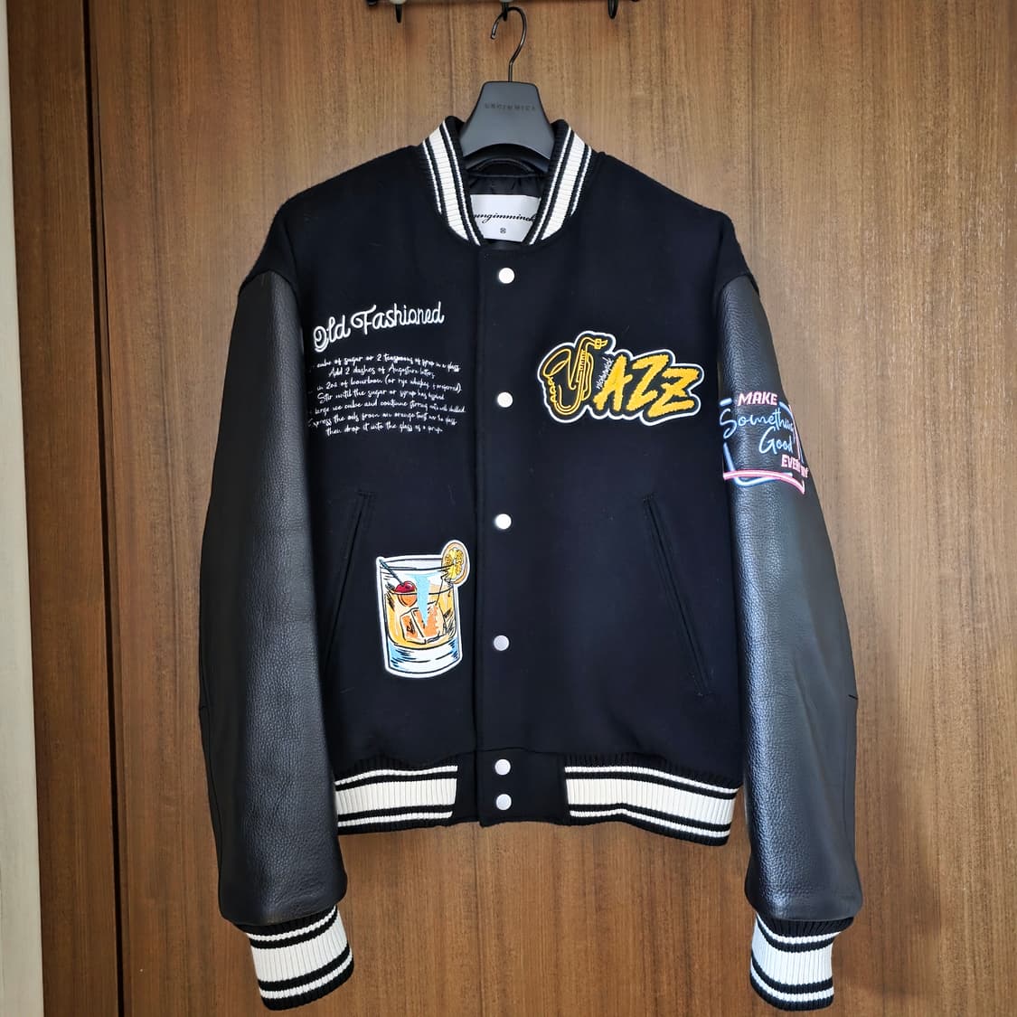 [M] 언지미크 레더 슬리브 자수 패치 바시티 자켓 상품이미지4