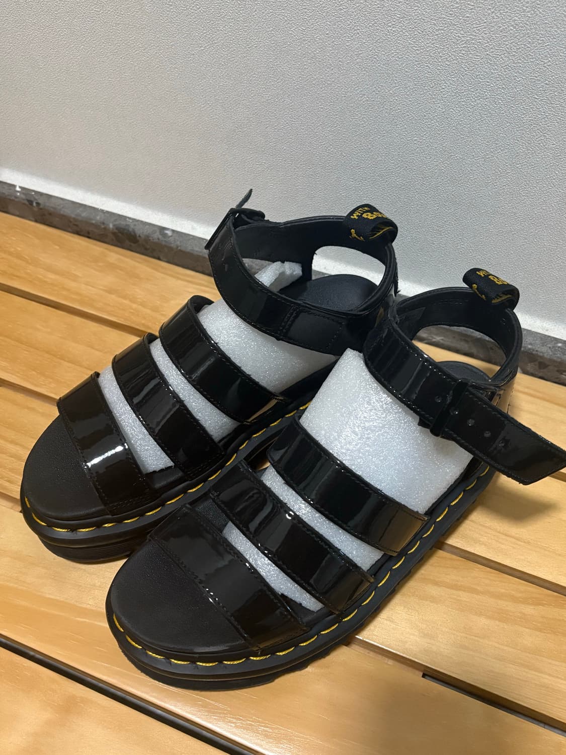 닥터마틴 샌들 클라리사 유광 상품이미지1