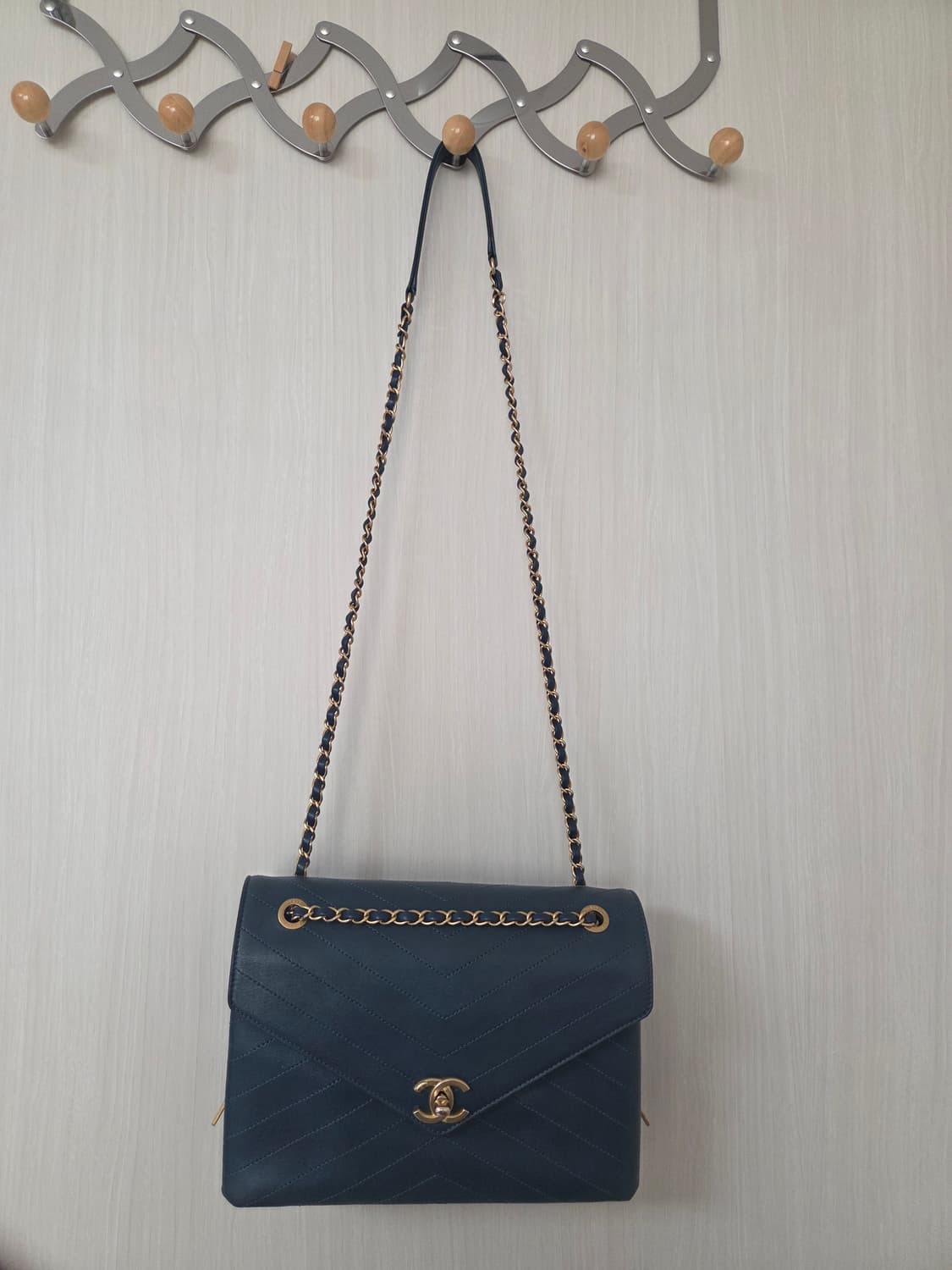 샤넬 쉐브론 브이 스티치 3단 플립백 상품이미지2