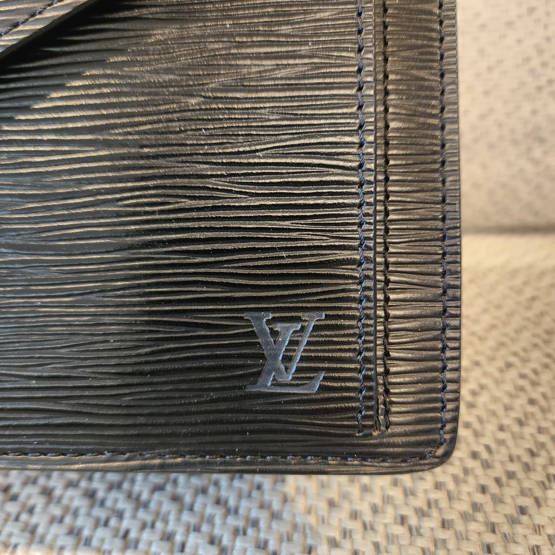 상태최상 루이비통 에삐 금장 세리에 드래곤 세컨드백 클러치백 상품이미지3