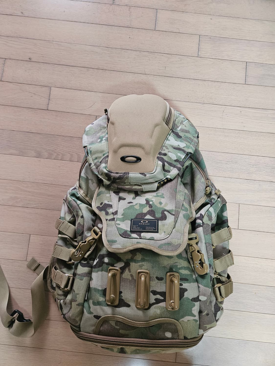 오클리 키친싱크 카모백팩 34l 상품이미지1