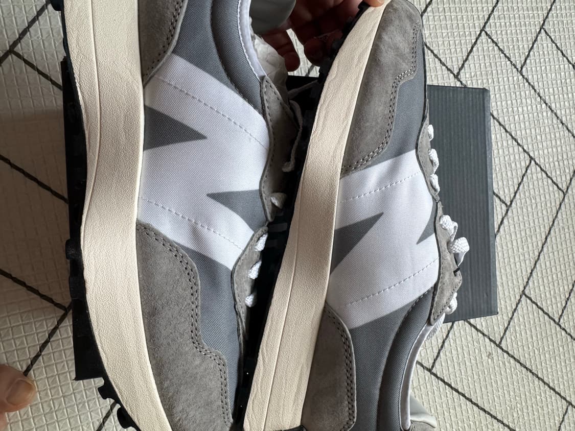 뉴발란스 327 그레이 265 새제품 좌우 대칭 잘 맞아요. 상품이미지2