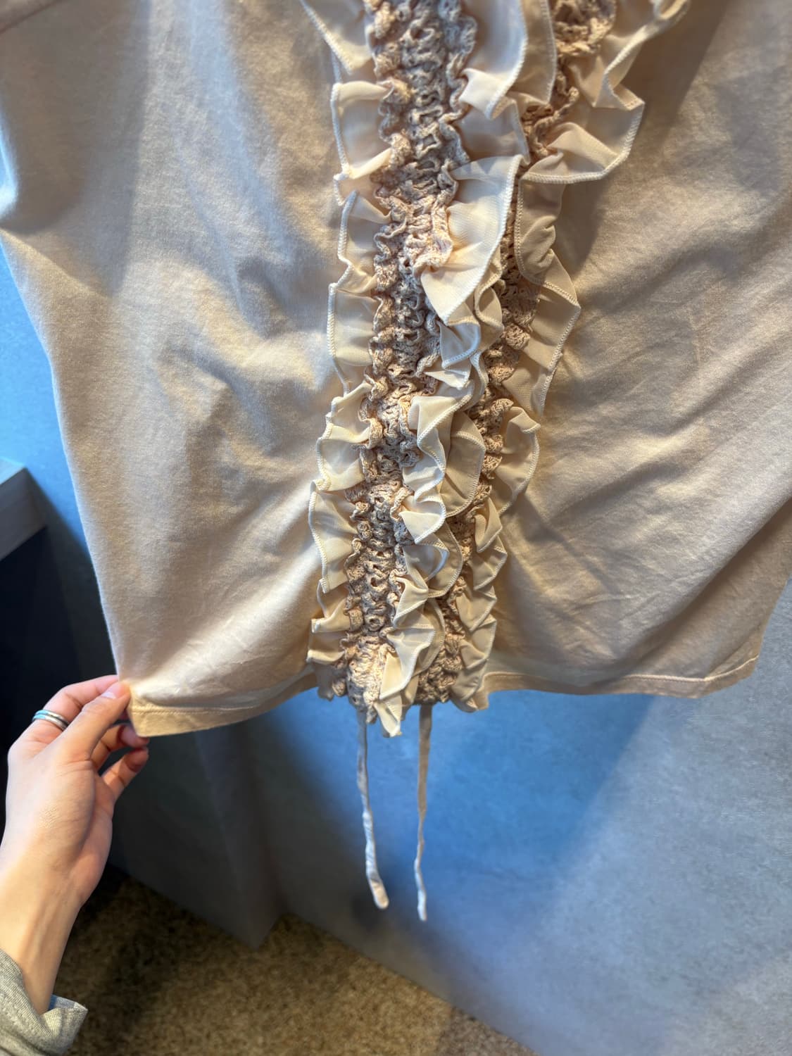 Cream Ruffle Muse Tee 상품이미지4