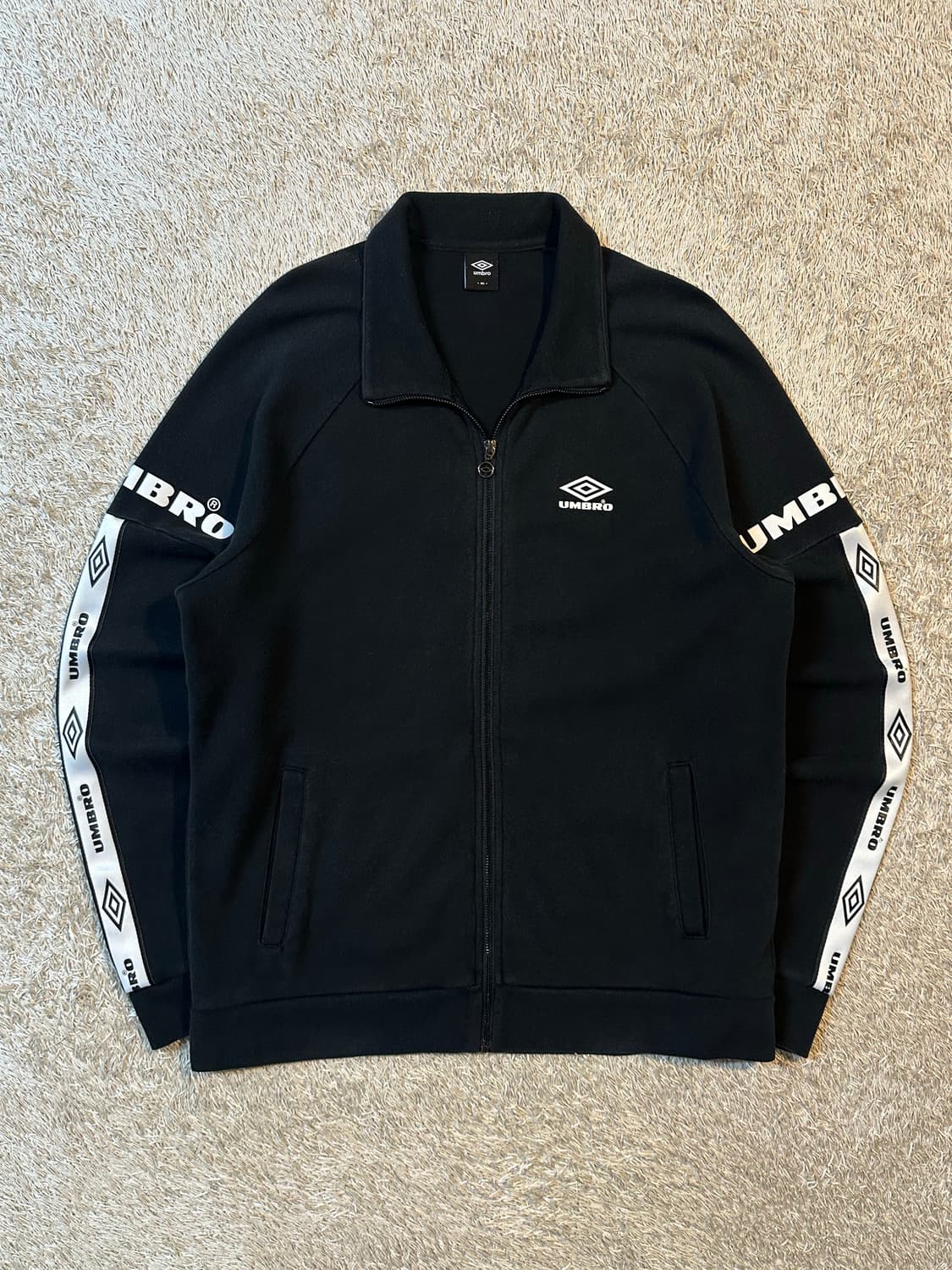 엄브로 UMBRO 사이드라인 로고 코튼 트랙 집업 자켓 블랙 상품이미지1