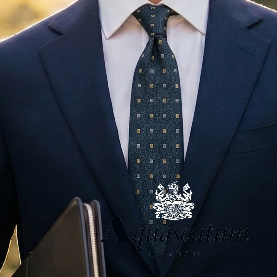 아쿠아스큐텀 실크 로고 자수 넥타이 9.6cm A+등급 A19423
 상품이미지1