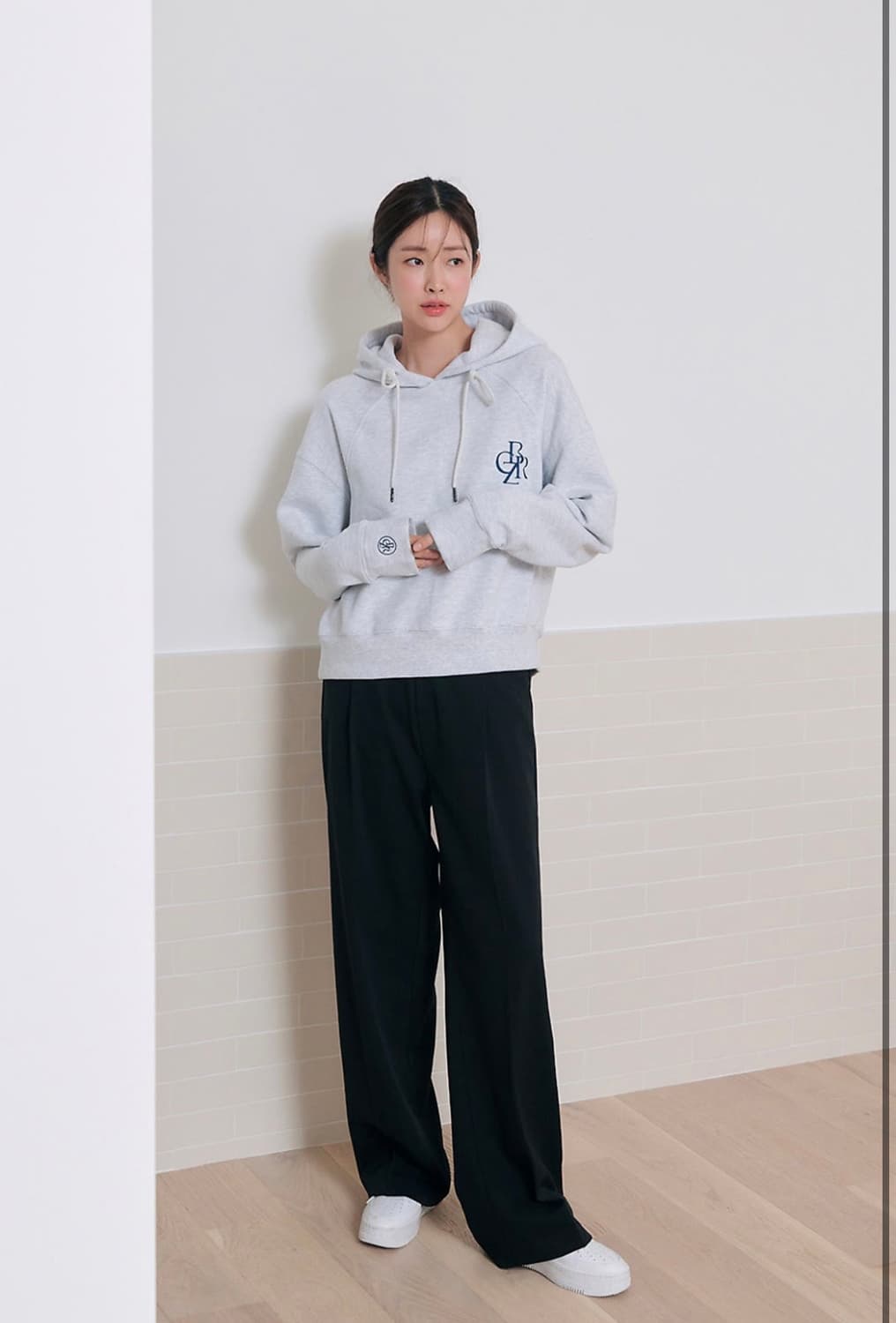 (차정원 착용)시티브리즈 기모 로고 자수 후드티 상품이미지3