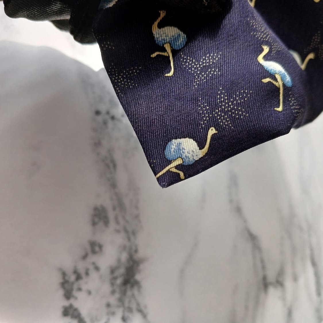 헌팅월드 실크 네이비 타조 패턴 넥타이 10cm A등급 E911
 상품이미지7