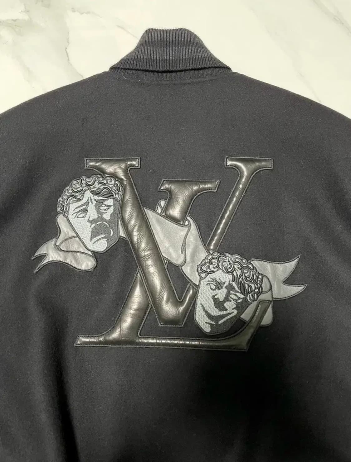 루이비통 엠보스 모노그램 레더 바시티 자켓 48 백화점택 상품이미지4