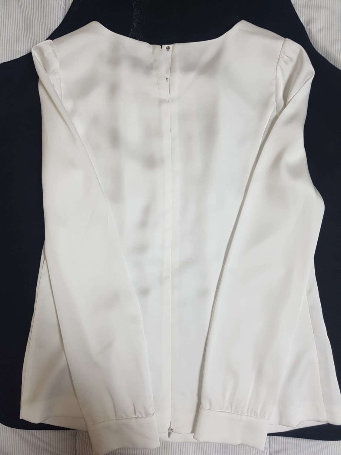 온앤온 화이트 블라우스 상품이미지3