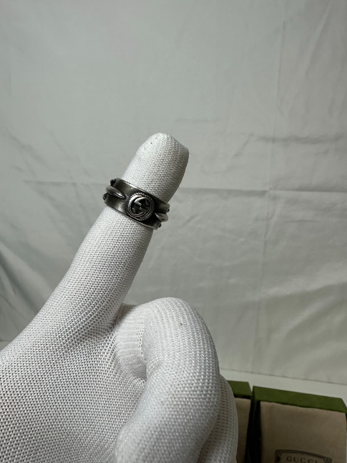 구찌 인터로킹G 인그레이브드 플라워 링 (15) 상품이미지3