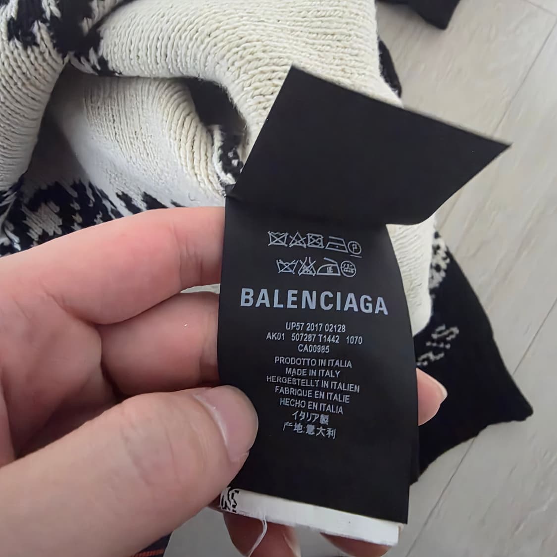 발렌시아가 사선 로고 니트 상품이미지5