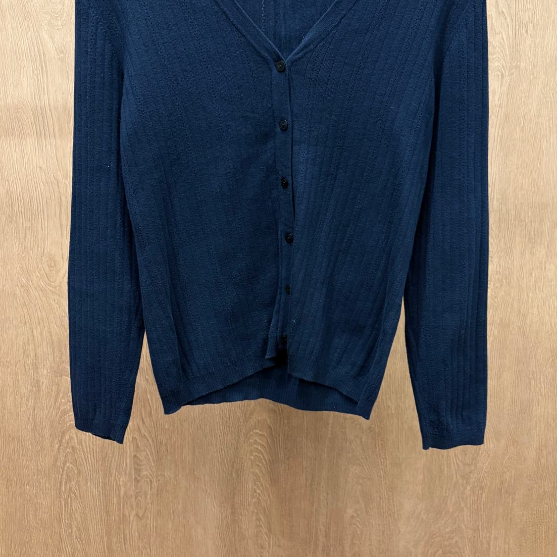 꾸레쥬 브이넥 니트 가디건 클래식 미니멀 세로 골지 버튼 디테일 네이비 상품이미지5