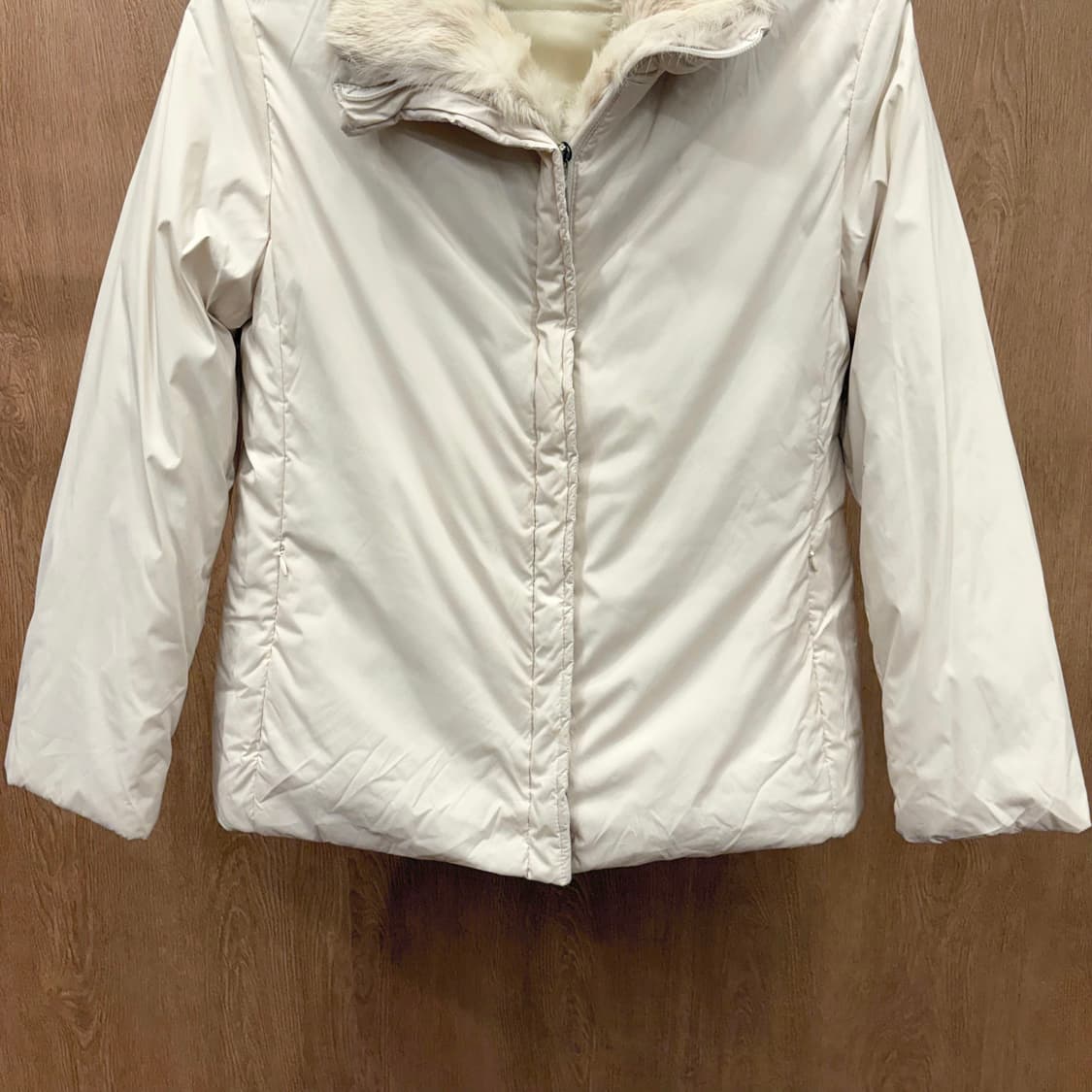 막스앤코 숏 패딩 자켓 넥 라인 퍼 트리밍 미니멀 포켓 디테일 아이보리 상품이미지5