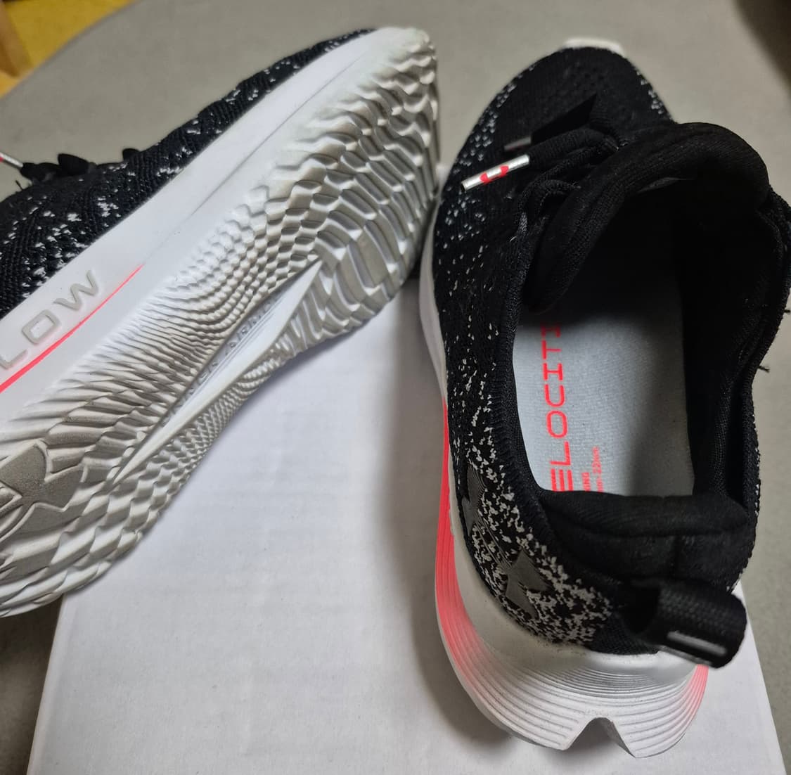 언더아머 UAW 벨로시티 3 런닝화 상품이미지6