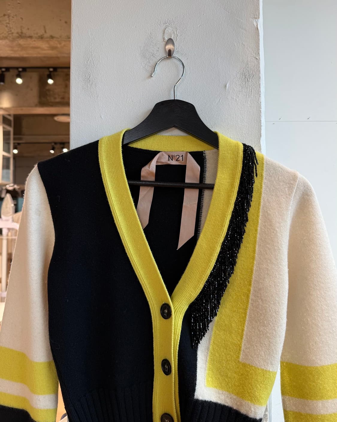 n21 블랙 옐로우 태슬 크롭 가디건  상품이미지3