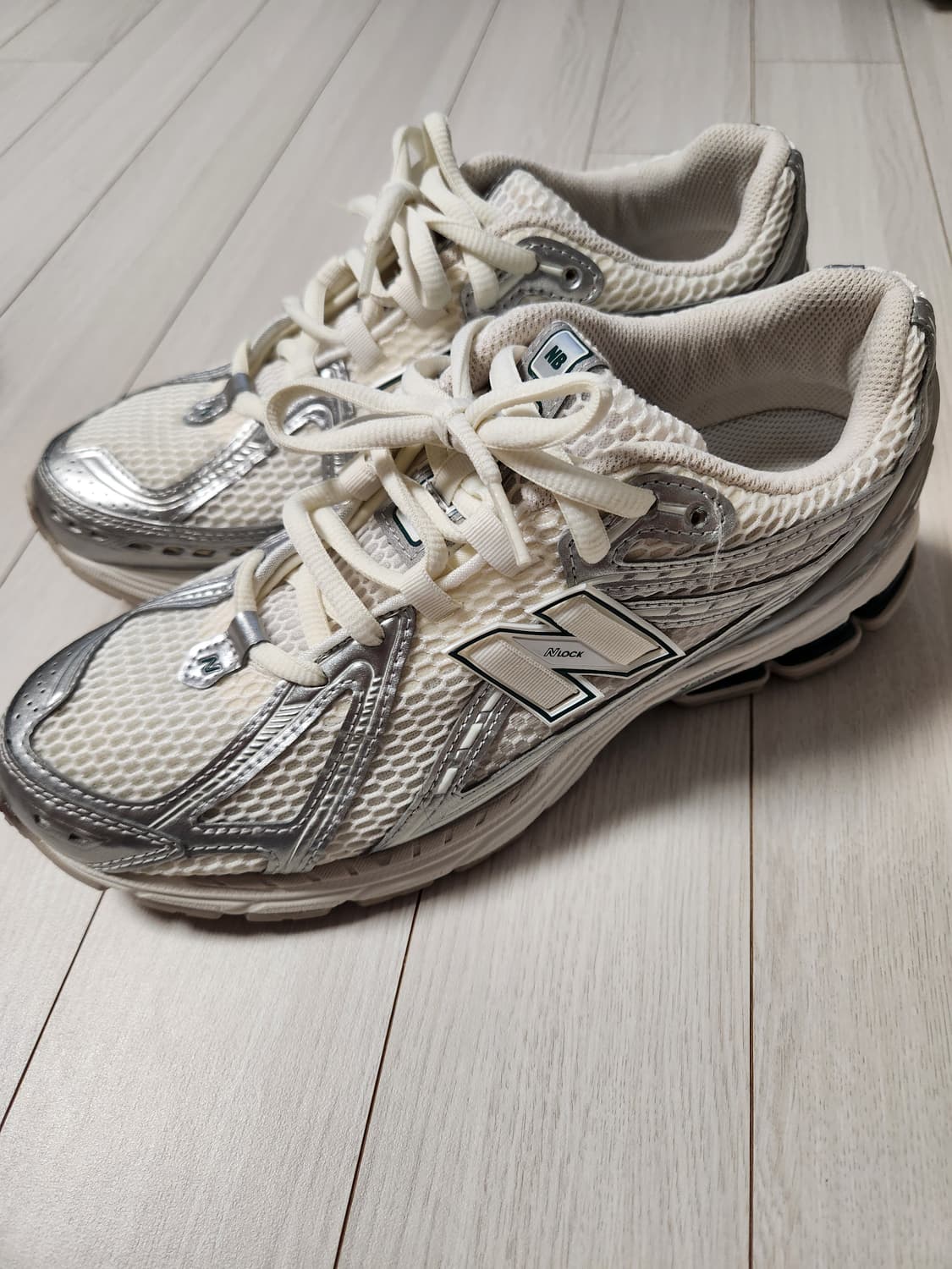 새상품급)뉴발란스 운동화 1906 M1906REE 사이즈275

몇번 안 상품이미지1