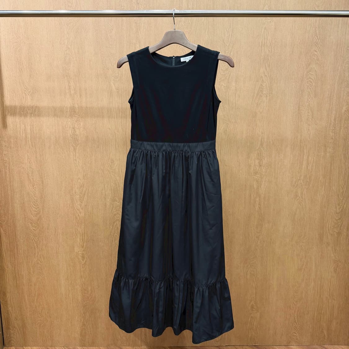 내추럴뷰티베이직 라운드넥 슬리브리스 원피스 배색 티어드 러플 디테일 블랙 상품이미지2