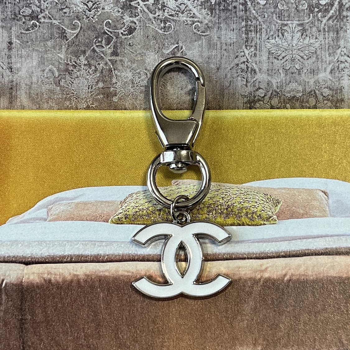 샤넬 클래식 CC 로고 실버 키링 화이트 상품이미지3