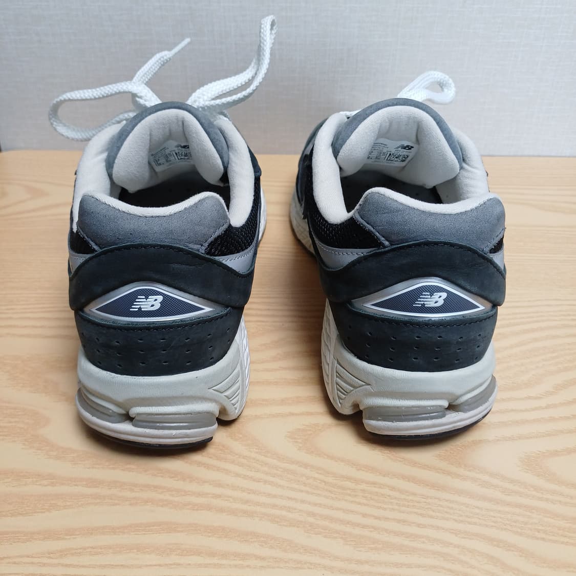 뉴발란스 2002r 프리미엄 빈티지 블랙 265사이즈 상품이미지3