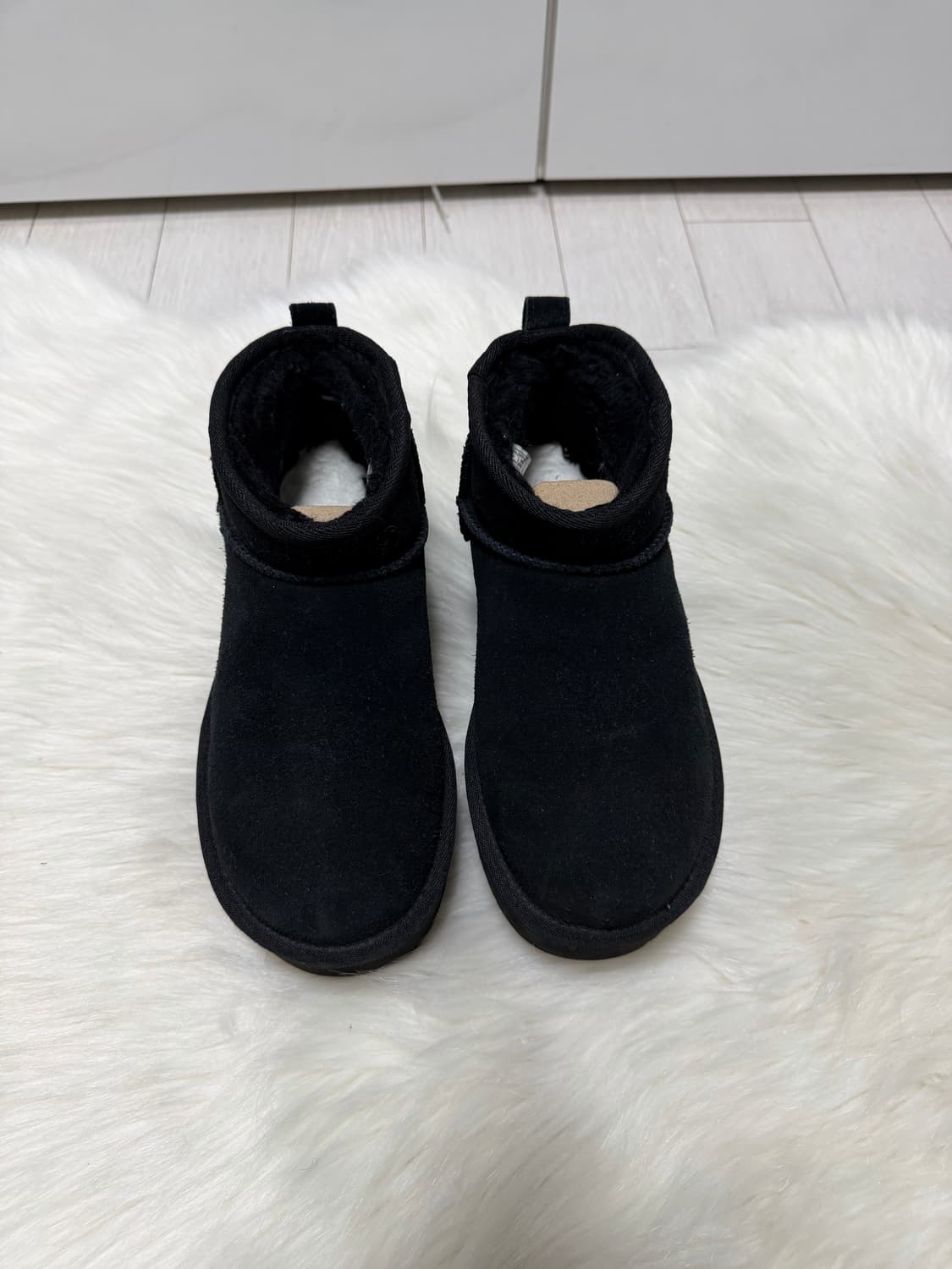 Ugg 스웨이드 레더 미니 플랫폼 블랙6사이즈  상품이미지1