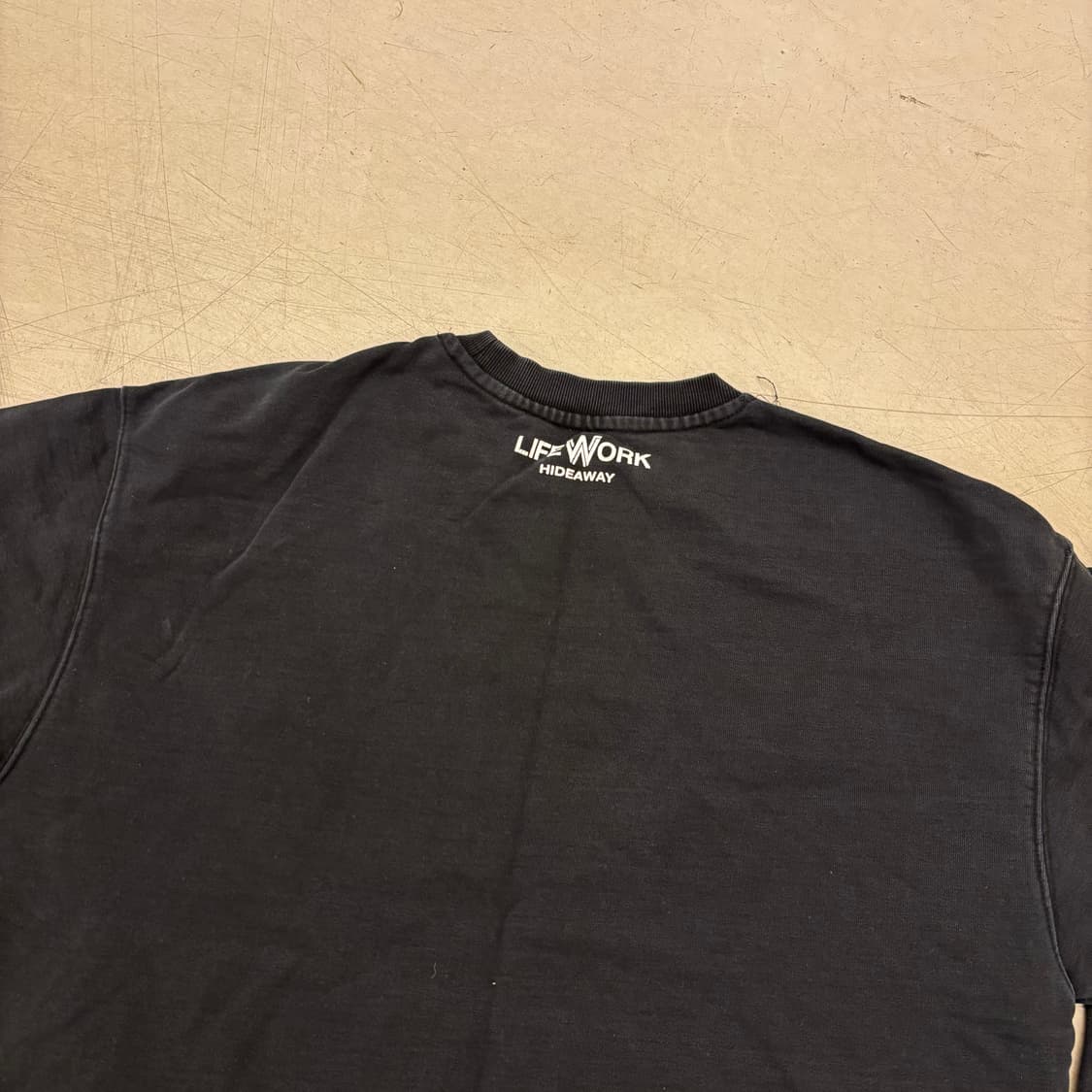 라이프워크 포켓 스몰로고 맨투맨 상품이미지3