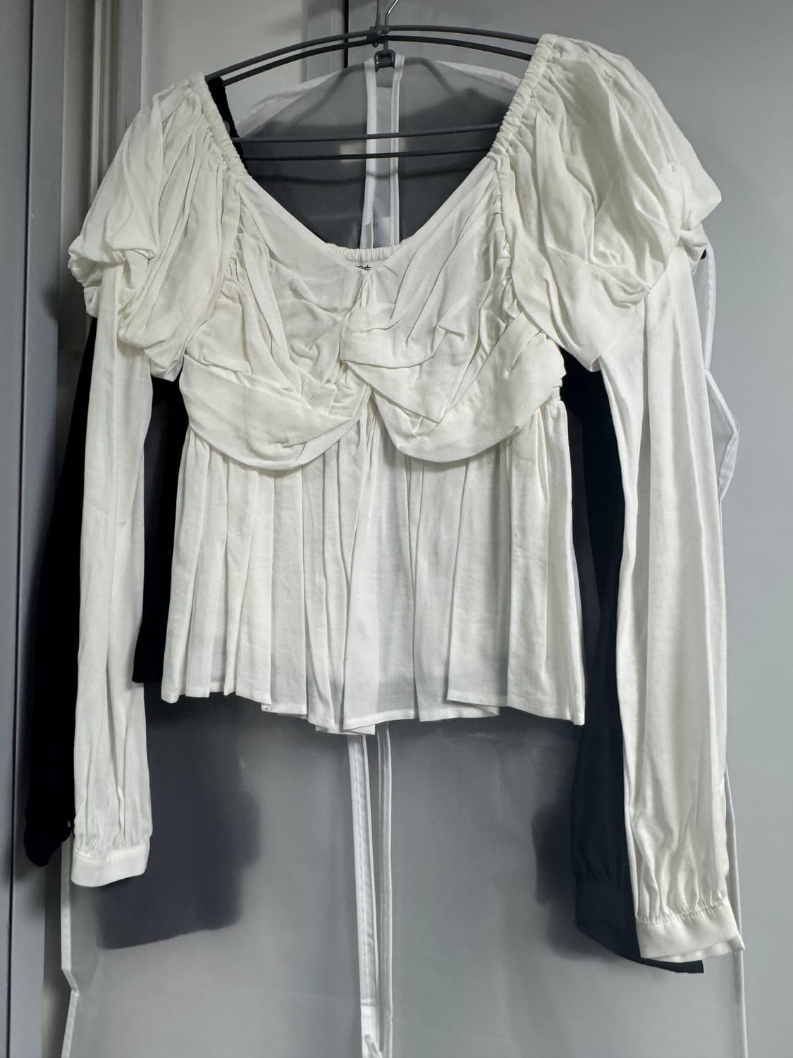 더티스 트위스트 프론트 퍼프 블라우스 아이보리 상품이미지1