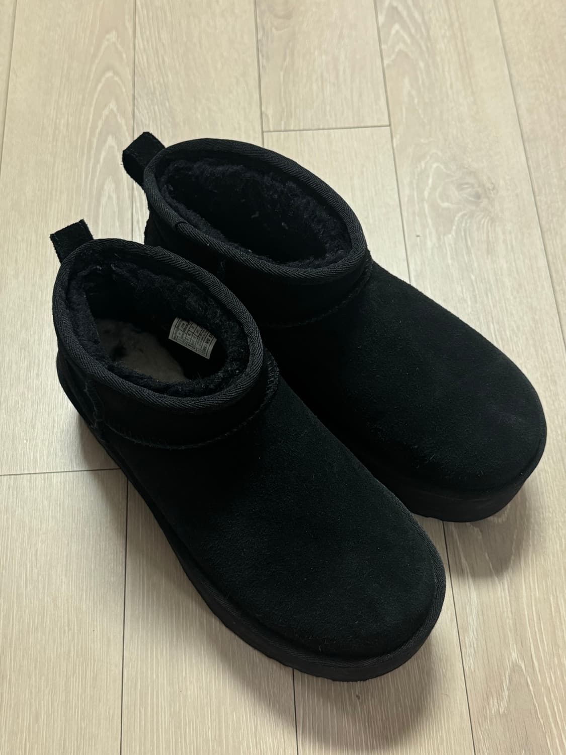 어그 UGG 클래식 울트라 미니 플랫폼 부츠 (블랙_US 7 W_240- 상품이미지1