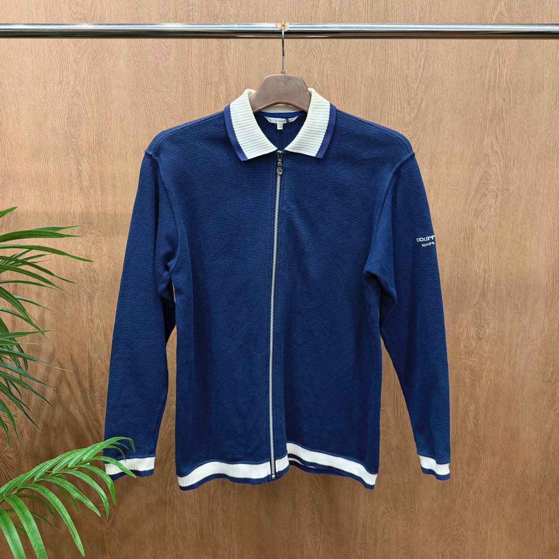 꾸레쥬 스포츠 퓨처 니트 집업 가디건 배색 카라 슬리브 로고 자수 네이비 상품이미지1