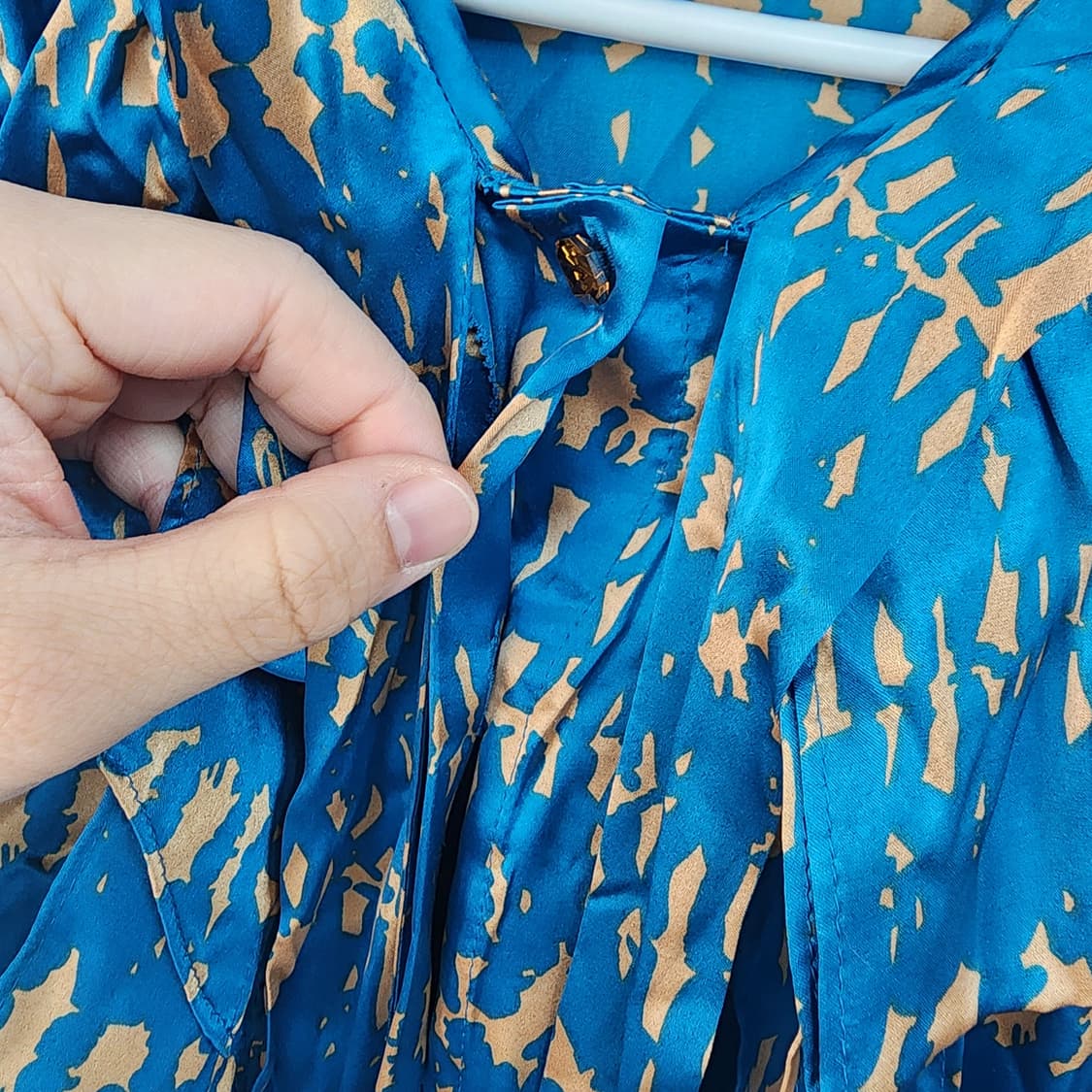 JESSI N.Y 리본 블라우스 패턴 블루 상품이미지3