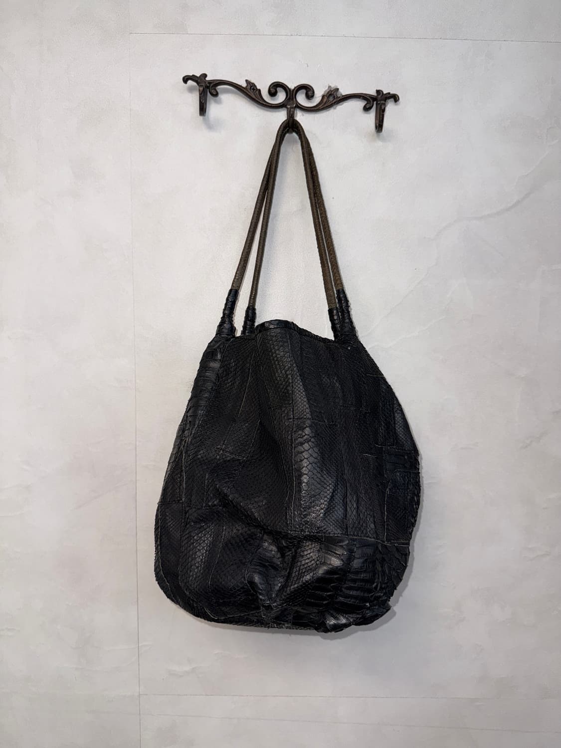 Black real python skin bucket bag 상품이미지4